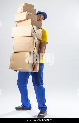 Brasilianische mailman auf einem weißen Hintergrund für ein Paket kopieren. Stockfoto