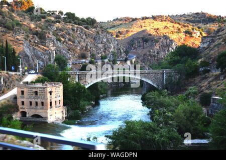 Historische Ansicht von Toledo und Alcantara Brücke über den Tejo, Stockfoto