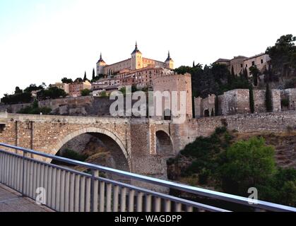 Historische Ansicht von Toledo und Alcantara Brücke über den Tejo, Stockfoto