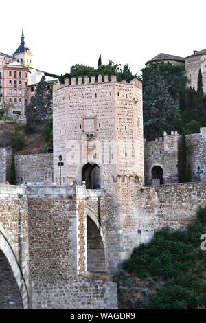 Historische Ansicht von Toledo und Alcantara Brücke über den Tejo, Stockfoto