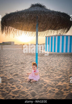 Ein kleines Baby spielen und lächelnd in Valencia Park Stockfoto