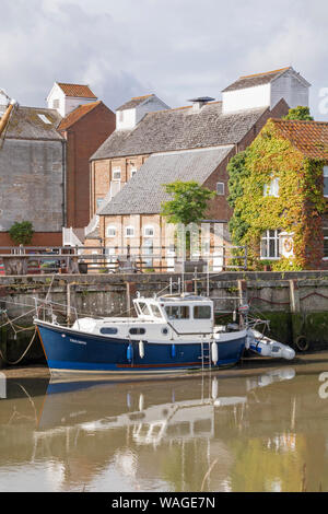 Boote auf dem Fluss Alde auf Snape Maltings am Ufer des Flusses Alde auf Snape, an der Küste von Suffolk, Suffolk, England, Großbritannien Stockfoto