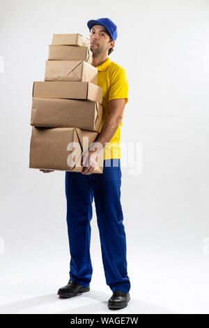 Brasilianische mailman auf einem weißen Hintergrund für ein Paket kopieren. Stockfoto