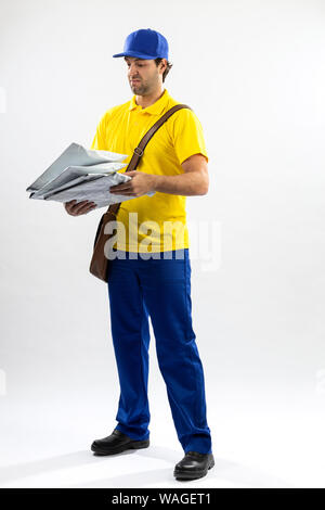 Brasilianische mailman auf einem weißen Hintergrund für ein Paket kopieren. Stockfoto