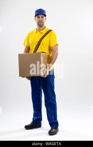 Brasilianische mailman auf einem weißen Hintergrund für ein Paket kopieren. Stockfoto