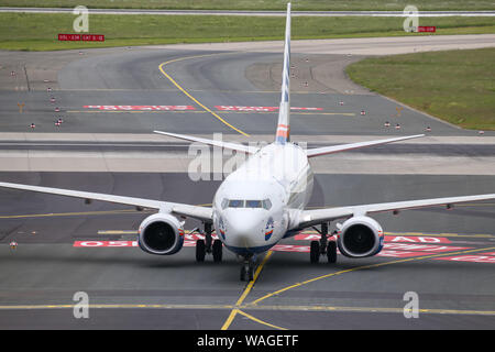 Düsseldorf, Deutschland - 26. MAI 2019: Sun Express Boeing 737 Taxi im Flughafen Düsseldorf. Stockfoto