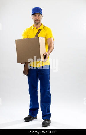 Brasilianische mailman auf einem weißen Hintergrund für ein Paket kopieren. Stockfoto