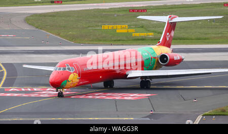 Düsseldorf, Deutschland - 26. MAI 2019: Danish Air Transport McDonnell Douglas MD-83 (CN 49936) Taxi im Flughafen Düsseldorf. Stockfoto