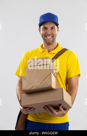 Brasilianische mailman auf einem weißen Hintergrund für ein Paket kopieren. Stockfoto