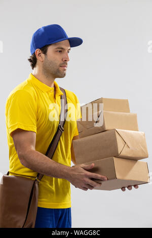 Brasilianische mailman auf einem weißen Hintergrund für ein Paket kopieren. Stockfoto