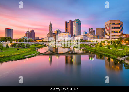 Columbus, Ohio, USA Skyline auf dem Fluss in der Dämmerung. Stockfoto