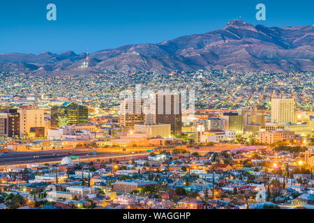 El Paso, Texas, USA Downtown Skyline der Stadt in der Dämmerung mit Juarez, Mexiko in der Ferne. Stockfoto