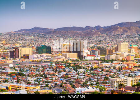 El Paso, Texas, USA Downtown Skyline der Stadt in der Dämmerung mit Juarez, Mexiko in der Ferne. Stockfoto