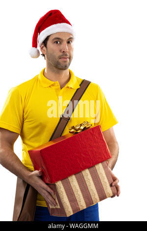 Brasilianische mailman verkleidet als Weihnachtsmann ein Geschenk auf weißem Hintergrund. kopieren. Stockfoto