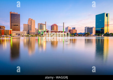 Toledo, Ohio, USA Downtown Skyline auf dem Maumee River in der Abenddämmerung. Stockfoto