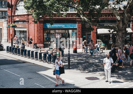 London, Großbritannien - 29 Juli, 2019: Hohe Betrachtungswinkel von Menschen zu Fuß außerhalb der U-Bahn-Station Gloucester Road, London. Die beliebte Station wird von Th serviert. Stockfoto