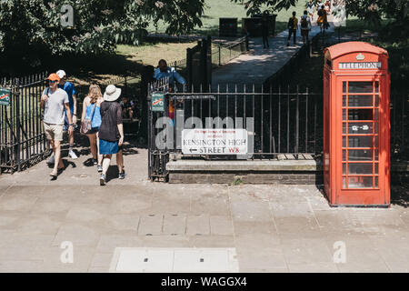 London, Großbritannien - 29 Juli, 2019: Hohe Betrachtungswinkel von Menschen zu Fuß Vergangenheit Straße name Zeichen in der Nähe von red Phone Box auf der Kensington High Street, der Haupteinkaufsstraße, st Stockfoto