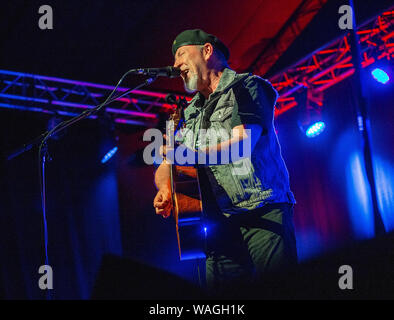 Singer Songwriter und gefeierten Gitarristen Richard Thompson am2019 Sidmouth Folk Woche Festival. Stockfoto