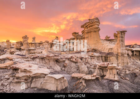 / Bisti De-Na-Zin Wilderness, New Mexico, USA im Tal der Träume nach Sonnenuntergang. Stockfoto