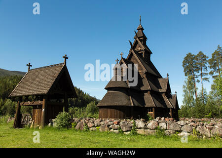 Die Stabkirche von Gol vor blauem Himmel, Norwegen Stockfoto