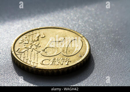 50 Euro Cent Münze schließen bis auf weißem Hintergrund Stockfoto
