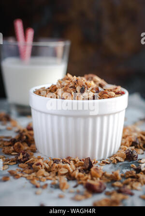 Nahaufnahme der hausgemachten geröstetes Müsli auf Marmor Hintergrund Stockfoto