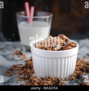 Nahaufnahme der hausgemachten geröstetes Müsli auf Marmor Hintergrund Stockfoto