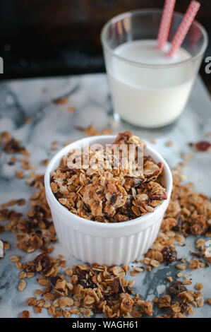 Hausgemachte geröstetes Müsli auf Marmor Hintergrund Stockfoto