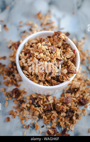 Hausgemachte geröstetes Müsli auf Marmor Hintergrund, Ansicht von oben Stockfoto