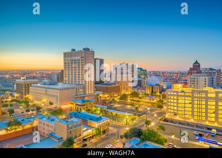 El Paso, Texas, USA Downtown Skyline der Stadt in der Dämmerung mit Juarez, Mexiko in der Ferne. Stockfoto