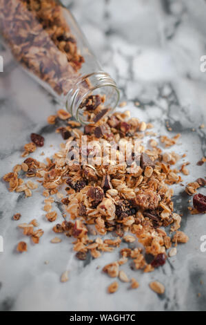 Hausgemachte geröstetes Müsli auf Marmor Hintergrund Stockfoto