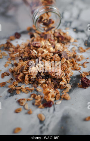 Hausgemachte geröstetes Müsli auf Marmor Hintergrund Stockfoto