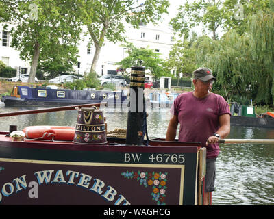 Mann bei der Arbeit die Deichsel auf den Kanal Lastkahn auf Klein Venedig, London, UK Stockfoto