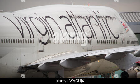 Glasgow, UK. 26. April 2019. Virgin Atlantic Boeing 747-400 (reg G-VROM) gesehen, der Internationale Flughafen Glasgow für Florida. Virgin Holidays einen besonderen Service aus Glasgow bedienen jeden Sommer das hohe Volumen der Schottischen Touristen, die Florida Sunshine suchen. Hinweis: Dieses Flugzeug war auch in einen schweren Zwischenfall am 29. Dezember 2014 als Flug VS 43 Boeing 747-400 G-VROM eine Notlandung auf dem Flughafen London Gatwick durchgeführt. VS 43 war auf dem Weg nach Las Vegas (LAS), wenn die Piloten bewusst wurde von einem Fahrwerk Problem mit der rechten Fahrwerk. Co Stockfoto