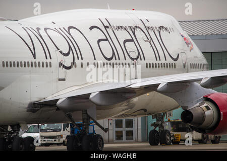 Glasgow, UK. 26. April 2019. Virgin Atlantic Boeing 747-400 (reg G-VROM) gesehen, der Internationale Flughafen Glasgow für Florida. Virgin Holidays einen besonderen Service aus Glasgow bedienen jeden Sommer das hohe Volumen der Schottischen Touristen, die Florida Sunshine suchen. Hinweis: Dieses Flugzeug war auch in einen schweren Zwischenfall am 29. Dezember 2014 als Flug VS 43 Boeing 747-400 G-VROM eine Notlandung auf dem Flughafen London Gatwick durchgeführt. VS 43 war auf dem Weg nach Las Vegas (LAS), wenn die Piloten bewusst wurde von einem Fahrwerk Problem mit der rechten Fahrwerk. Co Stockfoto