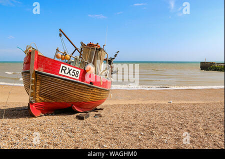 RX 58 Fischerboot Strände bei Hastings Altstadt nach dem Morgen fangen, Hastings, East Sussex, Großbritannien Stockfoto