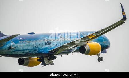 Glasgow, UK. 26. April 2019. Islands Air Boeing757-200 täglich (reg TF-FIR) mit speziellen gemalt' 80 Jahre Aviationi' Farbschema, gesehen, der Internationale Flughafen Glasgow für Reykjavik, Island. Island Air fördert Icelands natürliche Schönheit und der Tourismus, der zu einem Anstieg der Passagierzahlen aus Schottland und dem Rest von Großbritannien und Europa geführt hat. Island Fliegen auch nach Nordamerika und dem europäischen Festland. Colin Fisher/CDFIMAGES.COM Credit: Colin Fisher/Alamy leben Nachrichten Stockfoto