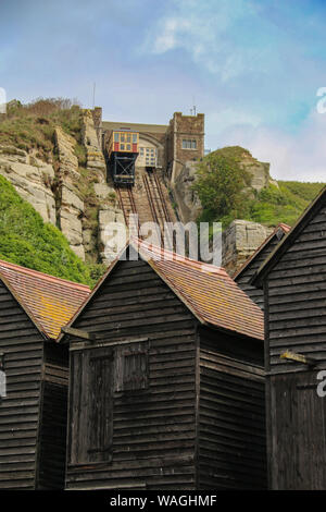 Im frühen 20. Jahrhundert Standseilbahn auf der East Hill, mit Blick auf den Strand und die Altstadt, Hastings, East Sussex, Großbritannien Stockfoto