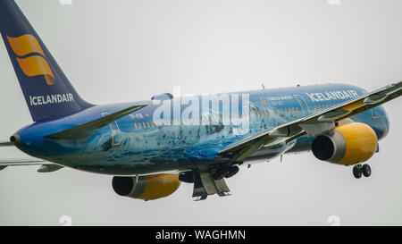 Glasgow, UK. 26. April 2019. Islands Air Boeing757-200 täglich (reg TF-FIR) mit speziellen gemalt' 80 Jahre Aviationi' Farbschema, gesehen, der Internationale Flughafen Glasgow für Reykjavik, Island. Island Air fördert Icelands natürliche Schönheit und der Tourismus, der zu einem Anstieg der Passagierzahlen aus Schottland und dem Rest von Großbritannien und Europa geführt hat. Island Fliegen auch nach Nordamerika und dem europäischen Festland. Colin Fisher/CDFIMAGES.COM Credit: Colin Fisher/Alamy leben Nachrichten Stockfoto