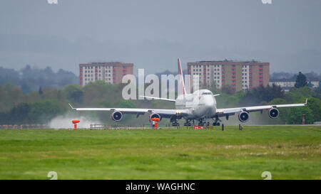 Glasgow, UK. 26. April 2019. Virgin Atlantic Boeing 747-400 (reg G-VROM) gesehen, der Internationale Flughafen Glasgow für Florida. Virgin Holidays einen besonderen Service aus Glasgow bedienen jeden Sommer das hohe Volumen der Schottischen Touristen, die Florida Sunshine suchen. Hinweis: Dieses Flugzeug war auch in einen schweren Zwischenfall am 29. Dezember 2014 als Flug VS 43 Boeing 747-400 G-VROM eine Notlandung auf dem Flughafen London Gatwick durchgeführt. VS 43 war auf dem Weg nach Las Vegas (LAS), wenn die Piloten bewusst wurde von einem Fahrwerk Problem mit der rechten Fahrwerk. Co Stockfoto