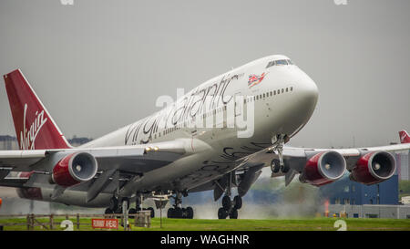Glasgow, UK. 26. April 2019. Virgin Atlantic Boeing 747-400 (reg G-VROM) gesehen, der Internationale Flughafen Glasgow für Florida. Virgin Holidays einen besonderen Service aus Glasgow bedienen jeden Sommer das hohe Volumen der Schottischen Touristen, die Florida Sunshine suchen. Hinweis: Dieses Flugzeug war auch in einen schweren Zwischenfall am 29. Dezember 2014 als Flug VS 43 Boeing 747-400 G-VROM eine Notlandung auf dem Flughafen London Gatwick durchgeführt. VS 43 war auf dem Weg nach Las Vegas (LAS), wenn die Piloten bewusst wurde von einem Fahrwerk Problem mit der rechten Fahrwerk. Co Stockfoto