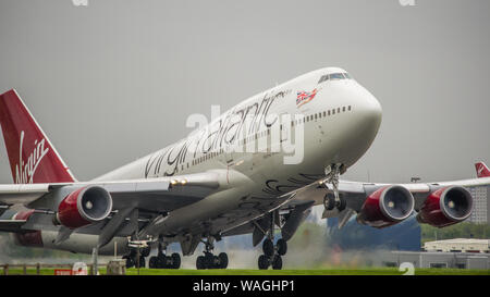 Glasgow, UK. 26. April 2019. Virgin Atlantic Boeing 747-400 (reg G-VROM) gesehen, der Internationale Flughafen Glasgow für Florida. Virgin Holidays einen besonderen Service aus Glasgow bedienen jeden Sommer das hohe Volumen der Schottischen Touristen, die Florida Sunshine suchen. Hinweis: Dieses Flugzeug war auch in einen schweren Zwischenfall am 29. Dezember 2014 als Flug VS 43 Boeing 747-400 G-VROM eine Notlandung auf dem Flughafen London Gatwick durchgeführt. VS 43 war auf dem Weg nach Las Vegas (LAS), wenn die Piloten bewusst wurde von einem Fahrwerk Problem mit der rechten Fahrwerk. Co Stockfoto