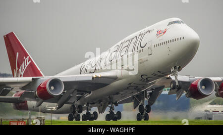 Glasgow, UK. 26. April 2019. Virgin Atlantic Boeing 747-400 (reg G-VROM) gesehen, der Internationale Flughafen Glasgow für Florida. Virgin Holidays einen besonderen Service aus Glasgow bedienen jeden Sommer das hohe Volumen der Schottischen Touristen, die Florida Sunshine suchen. Hinweis: Dieses Flugzeug war auch in einen schweren Zwischenfall am 29. Dezember 2014 als Flug VS 43 Boeing 747-400 G-VROM eine Notlandung auf dem Flughafen London Gatwick durchgeführt. VS 43 war auf dem Weg nach Las Vegas (LAS), wenn die Piloten bewusst wurde von einem Fahrwerk Problem mit der rechten Fahrwerk. Co Stockfoto
