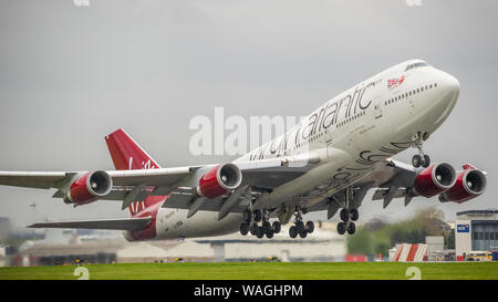Glasgow, UK. 26. April 2019. Virgin Atlantic Boeing 747-400 (reg G-VROM) gesehen, der Internationale Flughafen Glasgow für Florida. Virgin Holidays einen besonderen Service aus Glasgow bedienen jeden Sommer das hohe Volumen der Schottischen Touristen, die Florida Sunshine suchen. Hinweis: Dieses Flugzeug war auch in einen schweren Zwischenfall am 29. Dezember 2014 als Flug VS 43 Boeing 747-400 G-VROM eine Notlandung auf dem Flughafen London Gatwick durchgeführt. VS 43 war auf dem Weg nach Las Vegas (LAS), wenn die Piloten bewusst wurde von einem Fahrwerk Problem mit der rechten Fahrwerk. Co Stockfoto