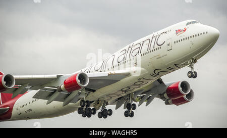 Glasgow, UK. 26. April 2019. Virgin Atlantic Boeing 747-400 (reg G-VROM) gesehen, der Internationale Flughafen Glasgow für Florida. Virgin Holidays einen besonderen Service aus Glasgow bedienen jeden Sommer das hohe Volumen der Schottischen Touristen, die Florida Sunshine suchen. Hinweis: Dieses Flugzeug war auch in einen schweren Zwischenfall am 29. Dezember 2014 als Flug VS 43 Boeing 747-400 G-VROM eine Notlandung auf dem Flughafen London Gatwick durchgeführt. VS 43 war auf dem Weg nach Las Vegas (LAS), wenn die Piloten bewusst wurde von einem Fahrwerk Problem mit der rechten Fahrwerk. Co Stockfoto
