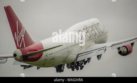 Glasgow, UK. 26. April 2019. Virgin Atlantic Boeing 747-400 (reg G-VROM) gesehen, der Internationale Flughafen Glasgow für Florida. Virgin Holidays einen besonderen Service aus Glasgow bedienen jeden Sommer das hohe Volumen der Schottischen Touristen, die Florida Sunshine suchen. Hinweis: Dieses Flugzeug war auch in einen schweren Zwischenfall am 29. Dezember 2014 als Flug VS 43 Boeing 747-400 G-VROM eine Notlandung auf dem Flughafen London Gatwick durchgeführt. VS 43 war auf dem Weg nach Las Vegas (LAS), wenn die Piloten bewusst wurde von einem Fahrwerk Problem mit der rechten Fahrwerk. Co Stockfoto