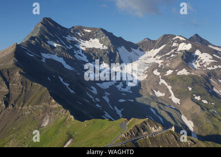 Mountain pass Fuscher Törl/Fuscher Toerl (2428 m), landschaftlich schöne Strecke im Nationalpark Hohe Tauern/Hohe Tauern NP im Sommer, Salzburg, Österreich Stockfoto