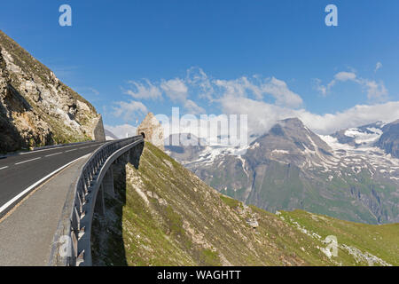 Denkmal an der Mountain pass Fuscher Törl/Fuscher Toerl (2428 m), landschaftlich schöne Strecke im Nationalpark Hohe Tauern/NP Hohe Tauern, Salzburg, Österreich Stockfoto