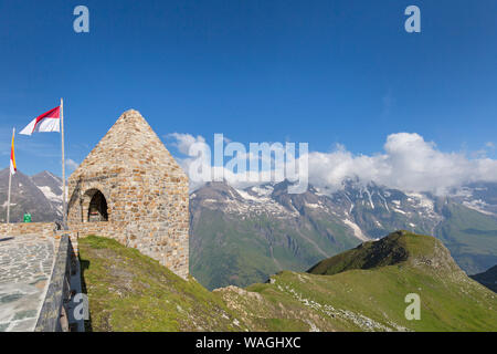 Denkmal an der Mountain pass Fuscher Törl/Fuscher Toerl (2428 m), landschaftlich schöne Strecke im Nationalpark Hohe Tauern/NP Hohe Tauern, Salzburg, Österreich Stockfoto