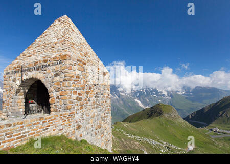 Denkmal an der Mountain pass Fuscher Törl/Fuscher Toerl (2428 m), landschaftlich schöne Strecke im Nationalpark Hohe Tauern/NP Hohe Tauern, Salzburg, Österreich Stockfoto